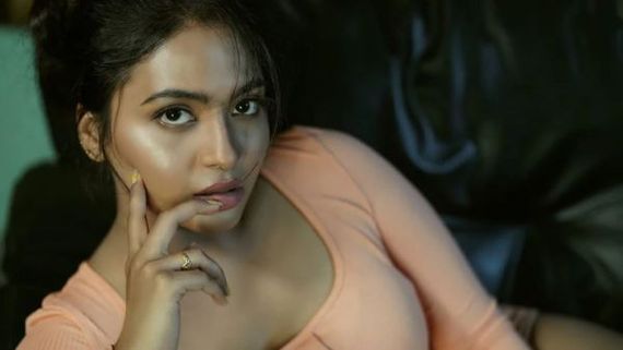 Dhethadi Harika: హాట్ ఫొటోతో షాకిచ్చిన బిగ్ బాస్ బ్యూటీ...మార్చి మార్చి చూపించిన బ్యూటీ..!