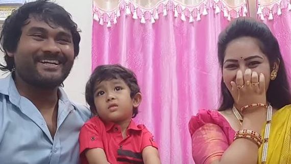 జబర్దస్త్ ఆనంద్ భార్య హీరోయిన్స్ కంటే అందంగా, ఫ్యాక్షన్ బ్యాక్ డ్రాప్ లవ్ స్టొరీ.. రోజా సపోర్ట్!
