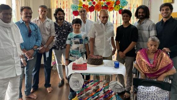 మానవత్వాన్ని చాటుకొన్న మహేష్ బాబు.. తండ్రి పుట్టిన రోజున బుర్రిపాలెంలో ఫ్రీ వ్యాక్సిన్