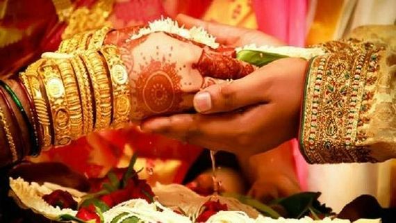 విషయం చెప్పకుండా దాచేసిన యువ హీరోయిన్.. దెబ్బకు పెళ్లి వాయిదా.. !