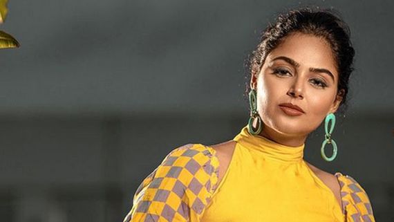 ‘మోనాల్ గజ్జర్’ భారీ మోసం: ఫొటోతో బండారం బయట పెట్టిన హీరోయిన్!