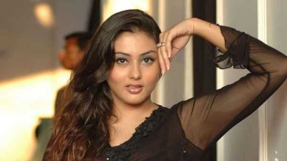  నా మనసు దోచిన హీరో అతడే.. అతడితో ఎప్పుడైనా రెడీ.. నమిత హాట్ కామెంట్