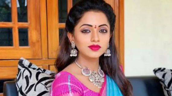 నవ్య స్వామికి చేదు అనుభవం: పబ్లిక్‌లో అక్కడ టచ్ చేశాడంటూ.. పర్సనల్ మేటర్ లీక్ చేసిన బ్యూటీ