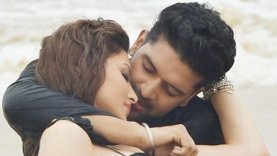 ఊర్వశి రటేలా హాట్ హట్‌గా.. ఆ హీరోతో కలిసి అలా రొమాన్స్!