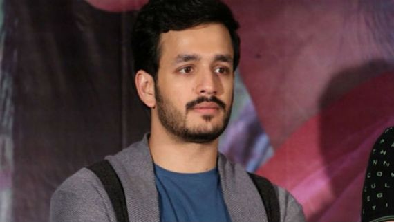   అఖిల్ అమ్మాయి అనుకోని అలాంటి బట్టలు కొనేసిన నాగార్జున.. బయటకు రాగానే షాక్