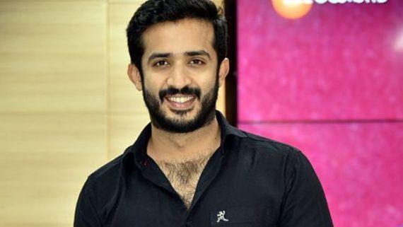 హీరోయిన్‌కు యాంకర్ రవి లిప్‌ కిస్: ఛాన్స్ తీసుకోవడమే కాదు.. ఎవరైతే ఏంటి అయిపోయిందిగా అంటూ!