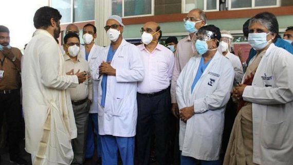 వాళ్ళతో కలిసి పుట్టినరోజు వేడుకను జరుపుకున్న బాలకృష్ణ.. అభిమనులు కూడా అదే బాటలో..  