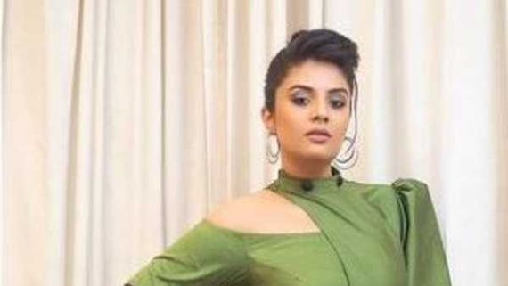  ఆ షోలో హద్దులు దాటిన శ్రీముఖి: అతడికి నిజంగానే ముద్దులు పెడుతూ.. ఏకంగా ఆయనే భార్యకే అలా మెసేజ్