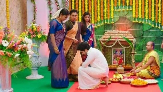 Karthika Deepam June 4th Episode: దేవుడికి కాదు.. దేవతకు దండం పెట్టుకోవాలి అంటూ దీప కాళ్లకు కార్తీక్ నమస్కారం