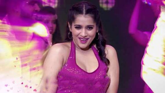  తొలిసారి అలా రెచ్చిపోయిన రష్మీ: ఆ పార్టును చూపిస్తూ హాట్ డ్యాన్స్.. సెగలు రేపిన బ్యూటీ