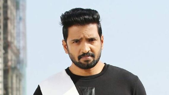  Santhanam ప్రముఖ కమెడియన్ కుటుంబంలో దారుణ హత్య.. నలుగురి అరెస్ట్.. అసలేం జరిగిందంటే..