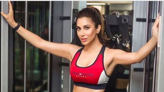 బికినీలో బేజారెత్తించిన లండన్ బాబు బ్యూటీ.. మహేష్ బాబు మూవీలో అలా హల్‌చల్!