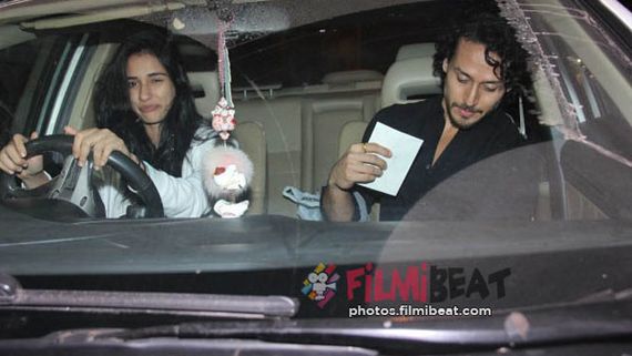 రెడ్ హ్యాండెడ్‌గా దొరికిన దిశా - టైగర్: రోడ్డుపైనే కారులో అలా.. కేసు నమోదు చేసిన పోలీసులు