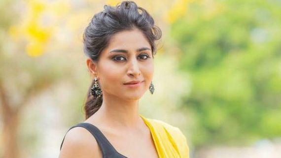 క్లీవేజ్ షోతో రచ్చ చేసిన యాంకర్ వర్షిణి: చీర కొంగును జరిపి అందాల విందు!