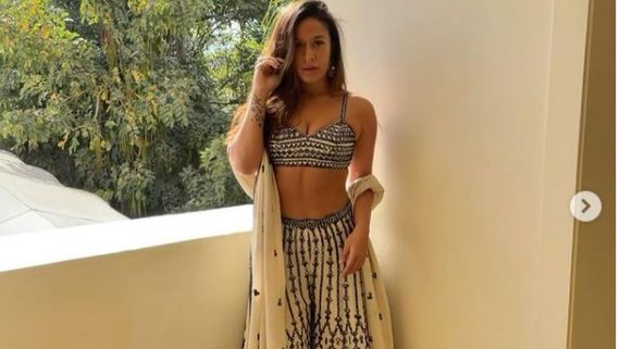 మొన్న టాప్ లెస్ ఫోటో షూట్ తో రచ్చ.. నేడు టాప్ లెస్ వీడియో రిలీజ్ చేసిన స్టార్ సిస్టర్!