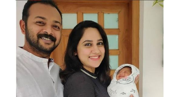 మగ బిడ్డకు జన్మనిచ్చిన యువ హీరోయిన్.. ఆ విషయం దాచి ఫ్యాన్స్‌కు షాకిచ్చిన బ్యూటీ