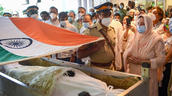 ముగిసిన దిలీప్ కుమార్ అంత్యక్రియలు.. భౌతికకాయంపై మువ్వన్నెల జెండాతో తుది వీడ్కోలు