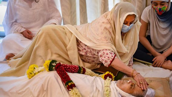 ఆ సమయంలో ఫోన్ చేశారు.. ప్రధాని మోదీకి థ్యాంక్స్ చెప్పిన సైరాభాను...