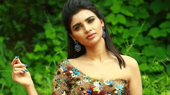 జబర్ధస్త్‌లో ఊహించని సంఘటన: వర్షకు ఆ టీమ్ లీడర్ ముద్దులు.. అందుకే తీసుకొచ్చావా అంటూ స్టేజ్‌ మీదే!