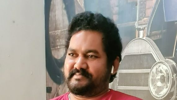 దాని కంటే అంగ మార్పిడి మంచిది..  చెప్పుల్తో కొట్టించి టీవీ లైవ్ ఇప్పిస్తా.. టాలీవుడ్ రచయిత స్ట్రాంగ్ వార్నింగ్