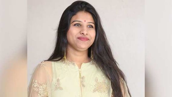  వివాదంలో చిక్కుకున్న సింగర్ మంగ్లీ.. ఆఫ్రికన్ తో బోనాల పాట, కొత్త టెన్షన్!