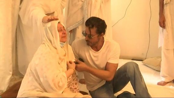 Dilip Kumar dies at 98: కన్నీరుమున్నీరైన భార్య సైరా భాను.. ఓదార్చిన షారుక్ ఖాన్