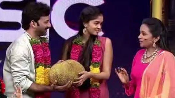 30 ఏళ్ల అబ్బాయికి 21 అమ్మాయికి పెళ్లి చేసిన యాంకర్ సుమ.. అలాంటి గిఫ్టుతో షాక్!