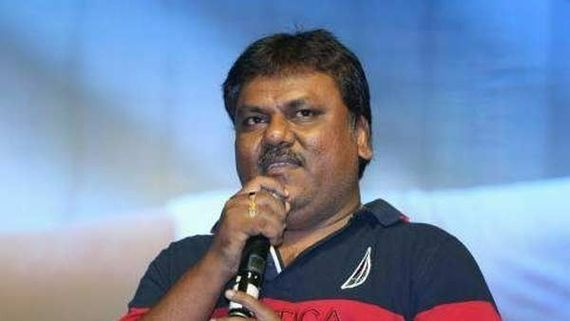 నేను లోకల్ దర్శకుడి లైనప్ మాములుగా లేదుగా.. వంద ఇస్తే చాలు కమిట్మెంట్ ఇచ్చేస్తున్నాడు