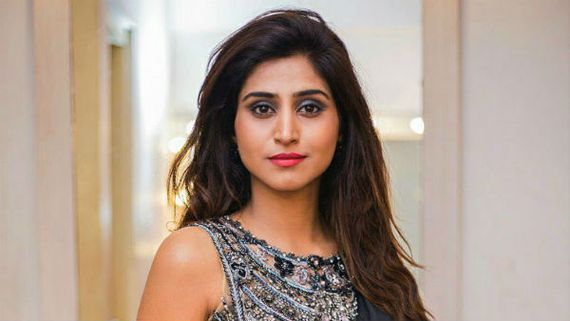  మేకప్ రూమ్‌లో వర్షిణి హాట్ సెల్ఫీ: యాంకర్ అందాల వల.. చూస్తే ఎవరైనా ఫిదా అవ్వాల్సిందే