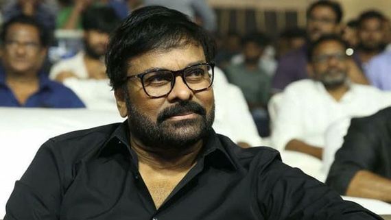 చిరంజీవి కొత్త సినిమా నుంచి మరో సర్‌ప్రైజ్: బోట్ పక్క గూస్‌బంప్స్ తెప్పించేలా సరికొత్త లుక్‌