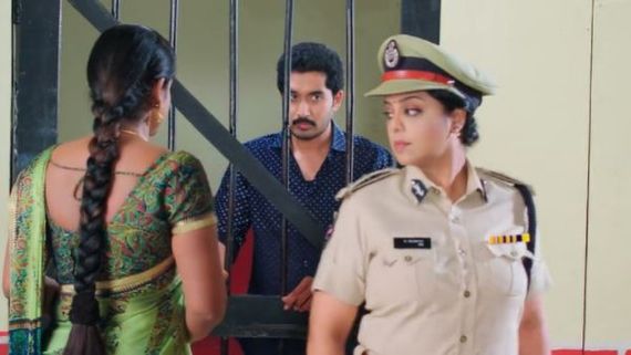 Karthika Deepam నేను నేరం చేయలేదు.. ఆ పాపం చేశాను.. లాకప్‌లో డాక్టర్ బాబు ఎమోషనల్