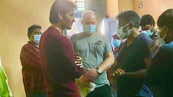 మహేష్ బాబును కలిసిన డైరెక్టర్ సుకుమార్.. షూటింగ్ లోనే ముచ్చట్లు.. ఫొటో వైరల్!