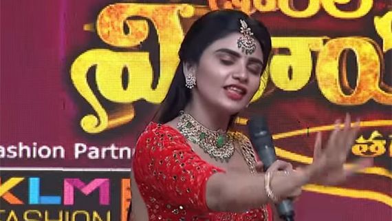 నడిరోడ్డుపై జబర్ధస్త్ వర్ష హల్‌చల్: ప్రేమించమంటూ వెంట పడుతూ.. మరీ ఇంత ఘోరంగానా!