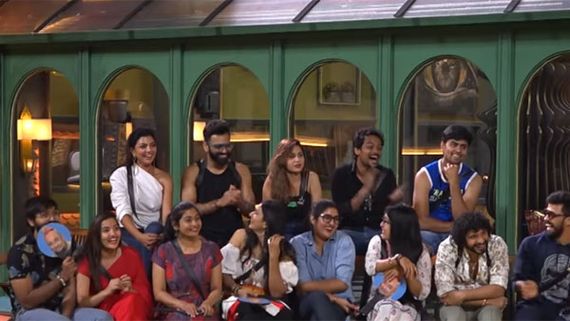 Bigg Boss: షోలో శృతి మించిన రొమాన్స్.. పక్క పక్కన పడుకుని ఆ భాగాలను తాకుతూ దారుణంగా!