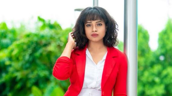 లైవ్లో దొరికేసిన బిగ్‌బాస్ దేవి నాగవల్లి.. ఆ మాత్రం తెలియకుండానే ఇలానా... దారుణమైన ట్రోలింగ్!