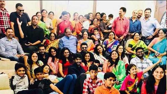 ప్రభాస్ ఫ్యామిలీ ఫొటో వైరల్.. ఒకే ఫ్రేమ్ లో 50మందికి పైగా..