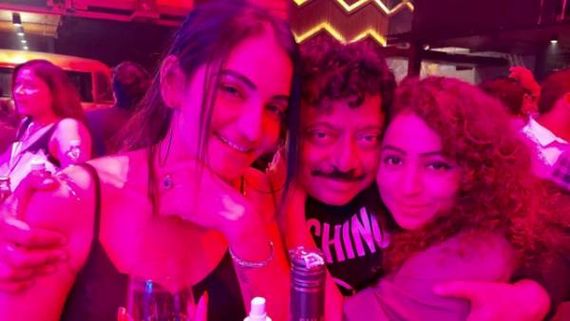  RGV పనే బావుంది.. ఏకంగా ఇద్దరు హీరోయిన్లతో రొమాన్స్.. ఎక్కడ పడితే అక్కడ ముద్దులు పెడుతూ!