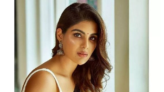 Bheemla Nayak నుంచి ఆ హీరోయిన్ ఔట్: బంపర్ ఆఫర్ పట్టేసిన మలయాళీ బ్యూటీ