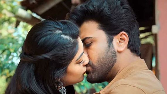 మొదటిసారి లిప్ లాక్ ఇచ్చిన శర్వానంద్.. అప్పుడు రిజెక్ట్ చేసి ఇప్పుడు ఆ హీరోయిన్ తో ఘాటుగా..