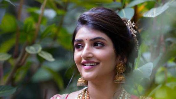  20 ఏళ్ల అమ్మాయితో రవితేజ రొమాన్స్: టాలీవుడ్‌లో హాట్ టాపిక్ అవుతోన్న కుర్ర హీరోయిన్