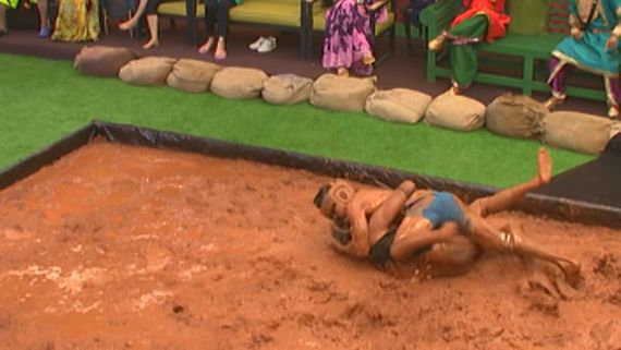 Bigg Boss Telugu 5: దమ్ముంటే డైరెక్ట్‌గా ఆడాలి, దొంగబుద్ధులు ఏంది..బురదలో పడి కొట్టుకున్న విశ్వ, మానస్