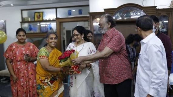 దటీజ్ డార్లింగ్ ఫ్యామిలీ.. పనిమనిషిని ఇలా ఎవరైనా ట్రీట్ చేస్తారా? వైరల్ అవుతున్న ఫోటోలు!