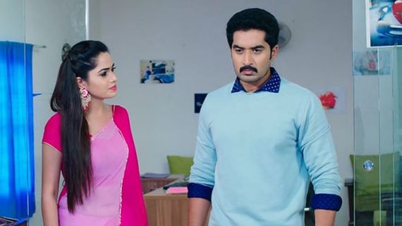 ఖైదీ బట్టల్లో చూడలేవని కలర్ చీరలో వచ్చా.. అడ్డదారిలో జైలు నుంచి మోనిత బయటకు.. కార్తీక్‌కు షాక్