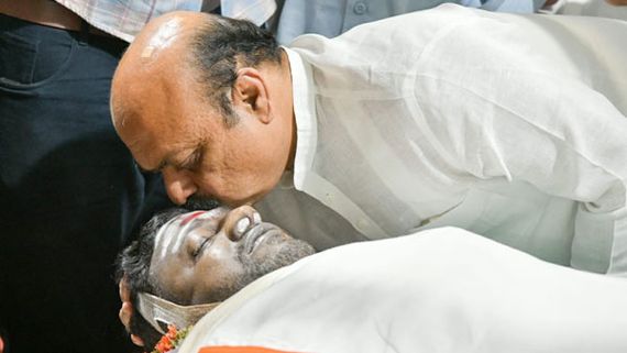 అశ్రునయనాలతో పునీత్ అంత్యక్రియలు పూర్తి.. భోరున ఏడుస్తూ నుదుటిన ముద్దు పెట్టిన సీఎం.. ఏకంగా 30 లక్షలమంది?