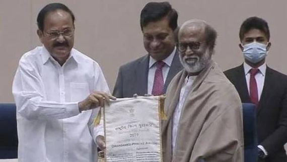 RajaniKanth : దాదా సాహెబ్ ఫాల్కే అవార్డును గురువుతో సహా డ్రైవర్ కి అంకితం ఇచ్చిన రజనీ! 