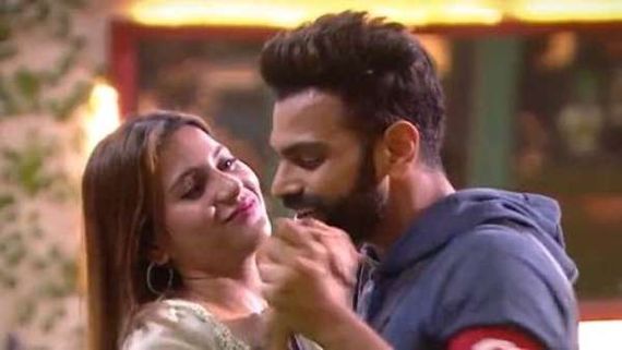  Bigg Boss: షోలో అరాచకమైన సంఘటన.. హగ్ చేసుకుని ముద్దులు.. ఆ సమయంలోనూ రొమాన్స్ చేస్తారా!