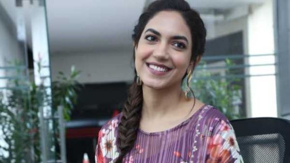  స్వచ్ఛమైన ప్రేమ కథ అంటూ పెళ్లిపై క్లారిటీ ఇచ్చిన రీతూ వర్మ..  వరుడు కావలెను అంటూ