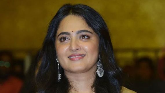 అనుష్క ప్రాజెక్ట్ ఆగిపోలేదు.. మహేష్ బాబు దర్శకత్వలోనే డిఫరెంట్ లవ్ స్టొరీ!