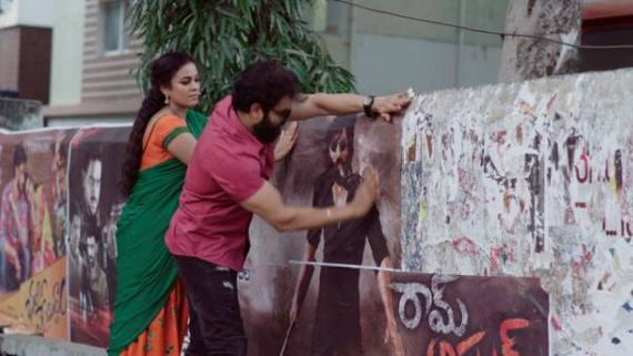  Ram Asur రోడ్డుపై పోస్టర్లు అంటించిన హీరో, హీరోయిన్లు.. విభిన్నమైన ప్రమోషన్స్‌తో.. 