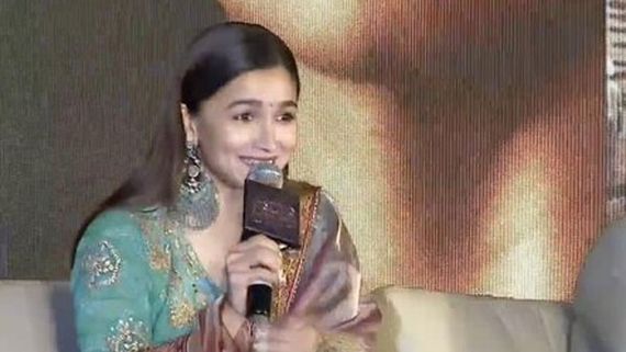 RRR Press Meet: తెలుగులో మాట్లాడి షాక్ ఇచ్చిన అలియా భట్.. పగిలిపోయింది.. పిచ్చెక్కిపోయింది అంటూ..